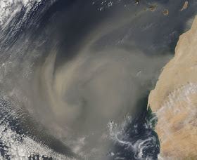 Tempestade de areia sai do Saara (Marrocos) na direção de América