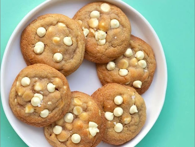 White Chocolate Chip Cookies #cookies #desserts