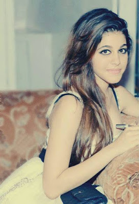 http://www.veritenews.com/news/entertainment/why-should-pooja-bedis-daughter-aalia-ebrahim-enter-bollywood/587/