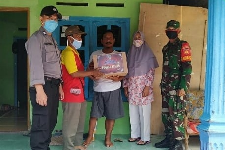 Babinsa Koramil 21/Juwiring Dampingi Desa Dalam Penyaluran Bantuan Sosial Pemerintah