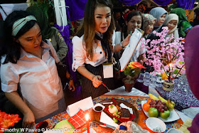 Indonesia - Purwakarta - #SteakMaranggiFest - Chef Aiko sedang berbincang dengan peserta