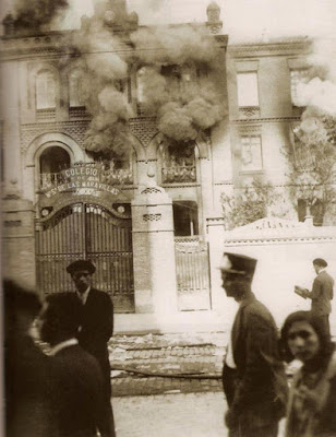 imagen de archivo del colegio Maravillas con algunos espectadores