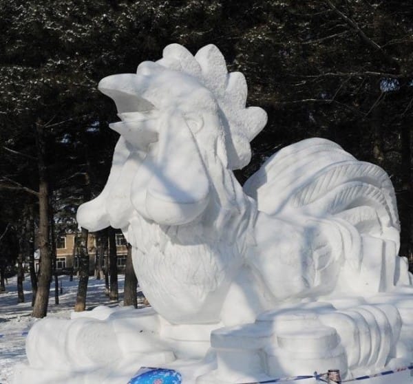 Some are marked with a profound meaning. This snow sculpture of a rooster from China looks like it was plucked right off the corners of a temple building! -Artists Create Stunning Sculptures Using Nothing But Snow