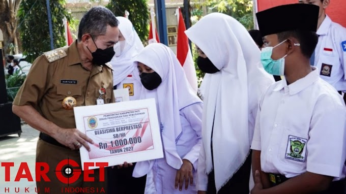 Bupati Haryanto Serahkan Beasiswa Berprestasi SD/MI dan SMP/MTs