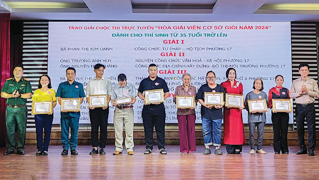 Lãnh đạo quận trao giải thưởng hội thi  “Hòa giải viên cơ sở giỏi” năm 2024. (Ảnh: N. Linh)