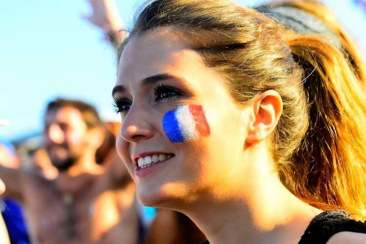 những fans nữ xinh đẹp cổ đội tuyển Pháp trong trận gặp Honduras