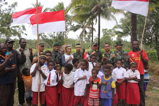  Yonif 755 Kostrad Kibarkan Semangat Merah Putih di Kampung Terisolir