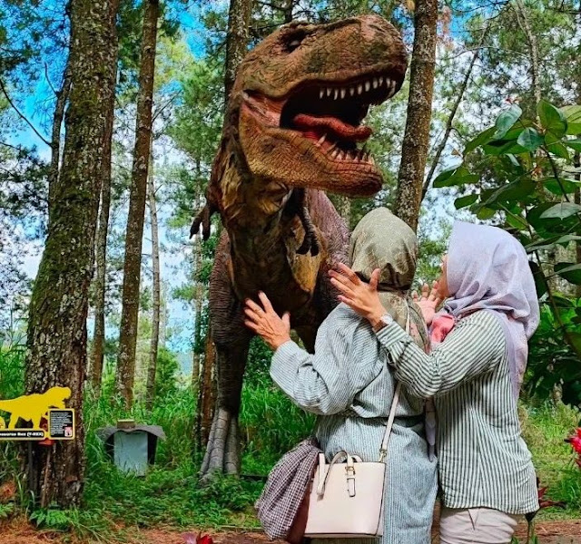 Berfoto dengan patung dinosaurus. Sumber foto (https://www.instagram.com/mojosemidinosauruspark/)