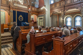 Seniorinnen aus der Methodistenkirche lassen sich von Frau Patricia Guggenheim in den jüdischen Glauben und die Architektur der Synagoge von St. Gallen einführen.