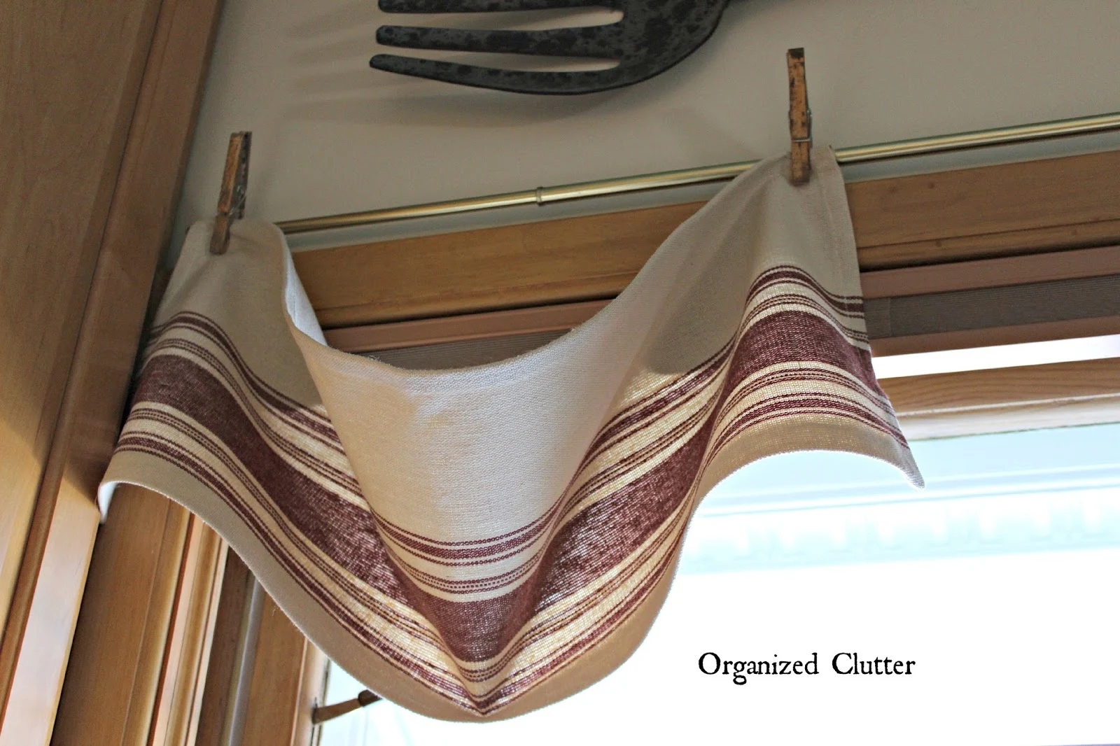 Easy No Sew Kitchen Valances www.organizedclutterqueen.blogspot.com