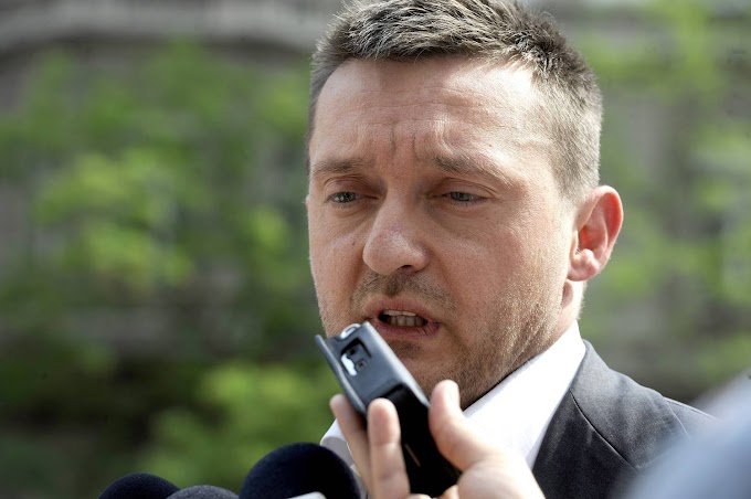 Joghurttal próbálták leönteni Rogán Antalt a Parlament előtt