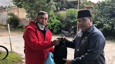 #Demokratpedulicovid-19, H. Sugianto Nangolah, SH, MH Terus Bergerak Membagikan Sembako Bagi Warga Kota Bandung.