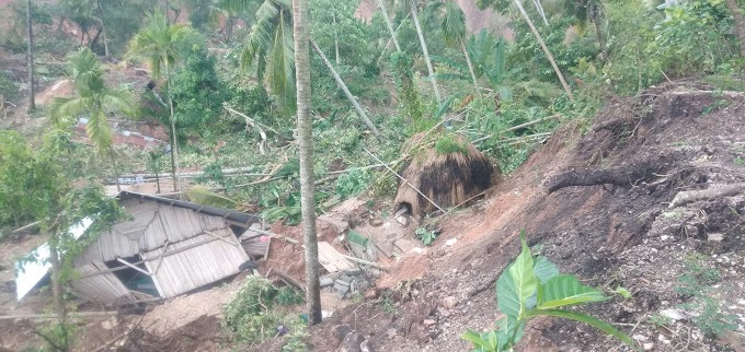 TANAH LONGSOR DI DESA FENUN, 8 RUMAH WARGA RUSAK BERAT