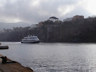 The hydrofoil enters the harbour of Sorrento