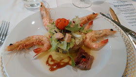 Timbal de alcachofas y boletus con gamba roja, tataki de atún y langostinos