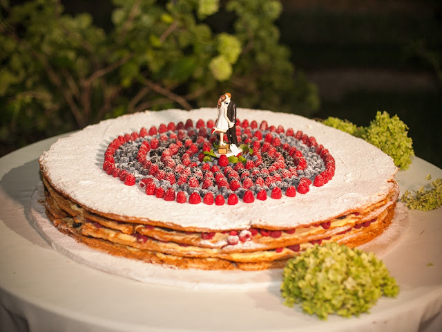 rustic-wedding-cake-with-a-wood-like-cake-with-buttercream-and-berry-with-sugar-icing