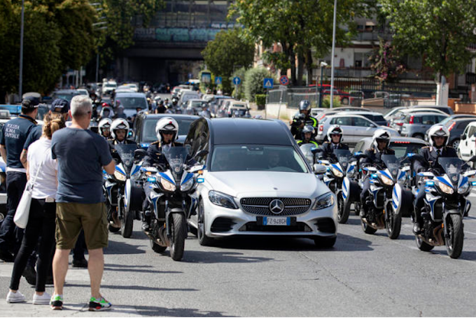 Corteo funebre Carrà: un rumore di applausi per Roma 