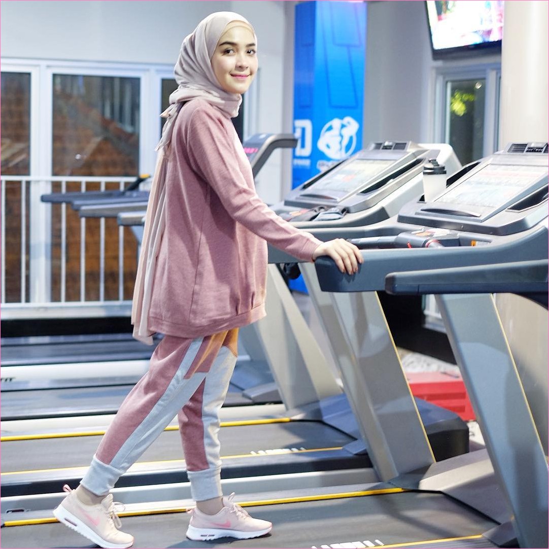  Untuk kau yang masih bingun dalam menentukan pasangan busana Outfit dan baju yang pas lengk 38 Trend Baju Model Hijab Casual Untuk Olahraga Gaya Selebgram 2018