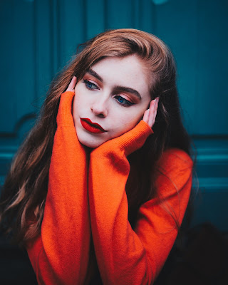 Girl in orange sweater wearing pigmented eyeshadow