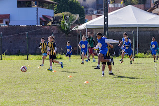 Crianças do projeto social 'Futebol para Todos' em partidas amistosas na abertura dos JEM´s 2022
