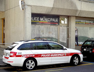 Voiture de la police municipale de Genève, devant le poste des Pâquis