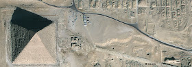 Pirâmide de Quéfren à esquerda, Esfinge à direita, foto satelital. ©Geoeye