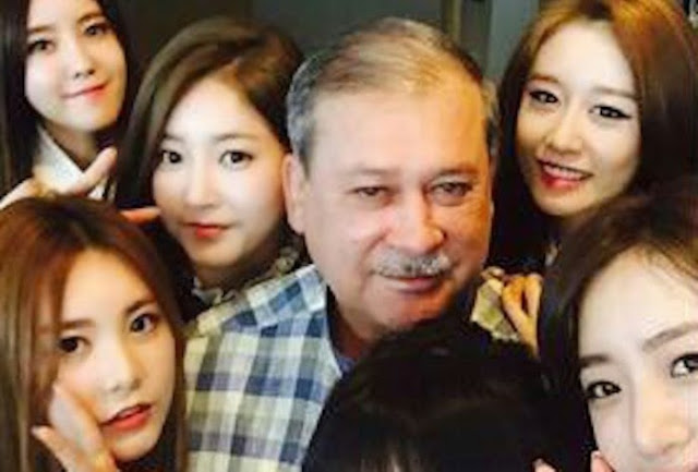  GAMBAR SULTAN JOHOR BERSELFIE DENGAN ARTIS K-POP TERSEBAR