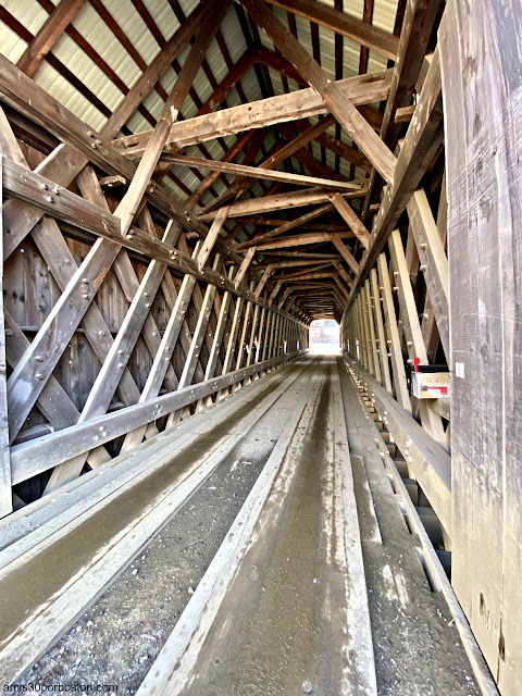 Interior del Puente Cubierto Hall Covered Bridge