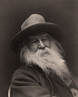  foto preto e branco d Walt Whitman de chapéu e uma barba branca longa  