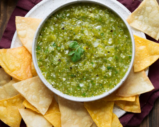 Homemade Salsa Verde (Tomatillo Salsa) #easy #appetizers