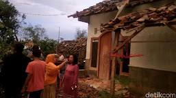 "Puting Beliung" Rusak Genteng Puluhan Rumah di Cugenang