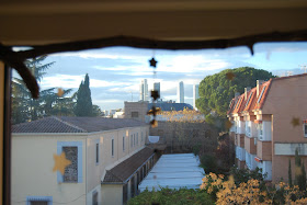 Decoración navideña para ventana casera con estilo nórdico