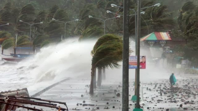Um dos mais poderosos tufões já registrados atingiu nesta sexta-feiras com ventos de mais de 300 km/h veja