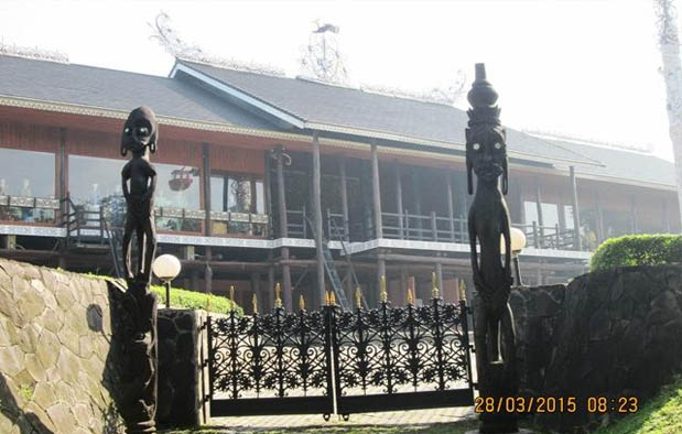 Rumah Adat Kalimantan Timur (Rumah Lamin) dan Penjelasannya