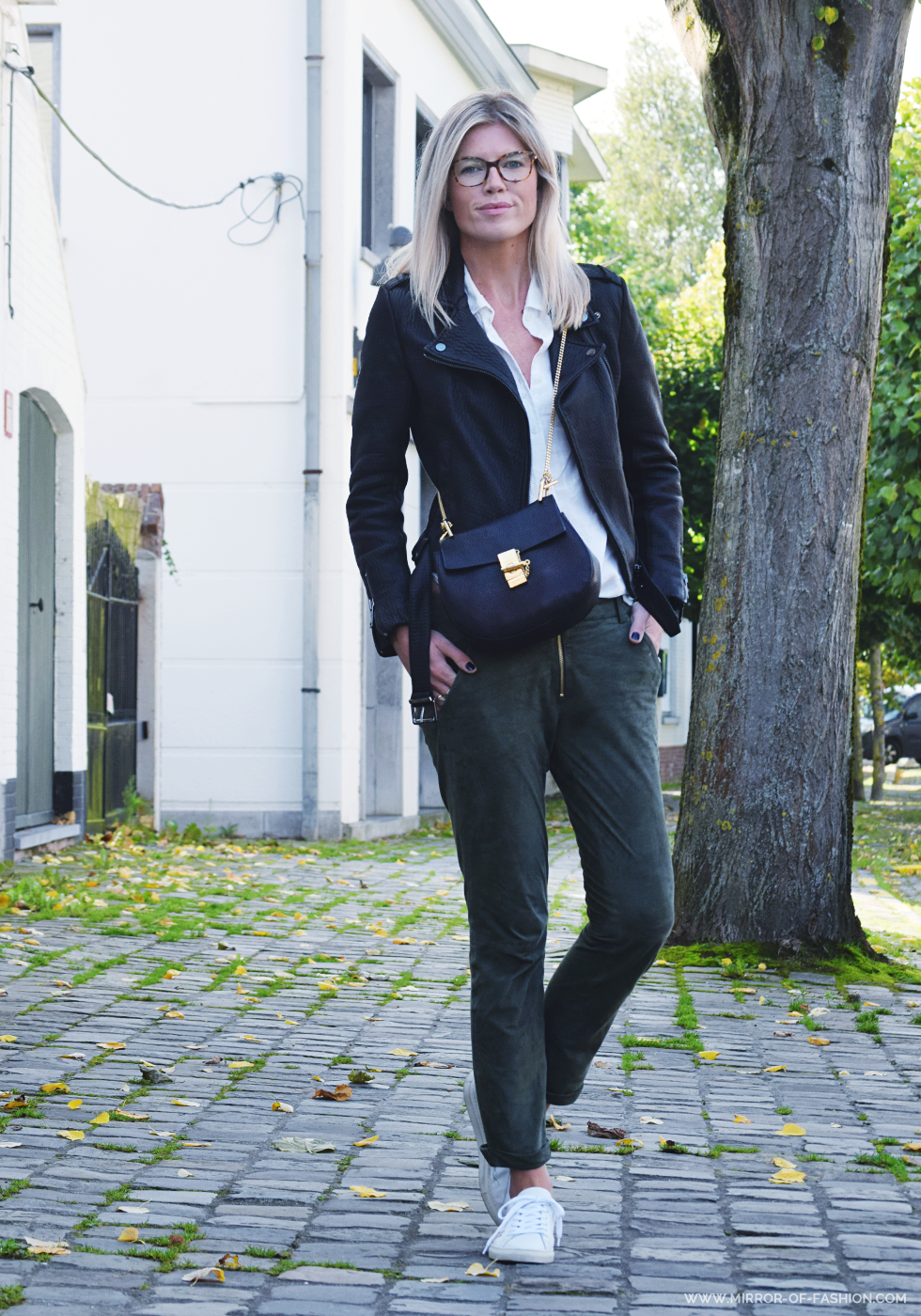 Outfit leather perfecto Chloé Drew bag suede pants inks white sneakers Cartier glasses