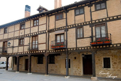 Casas de piedra, madera y soportales son las predominantes en la villa. De dos o tres alturas como mucho, las columnas en ocasiones son de madera en otras de piedra también.