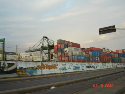 Containeres no Porto de Santos, vistos da avenida portuária (avenida Mário Covas)