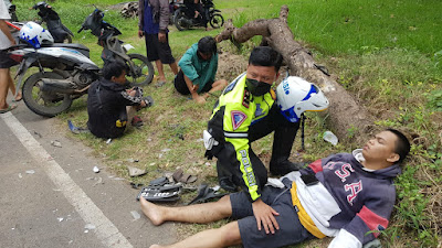 Personel Ditlantas Polda Banten Reaksi Cepat dan Tanggap, Bantu Korban Kecelakaan di Jalur Wisata