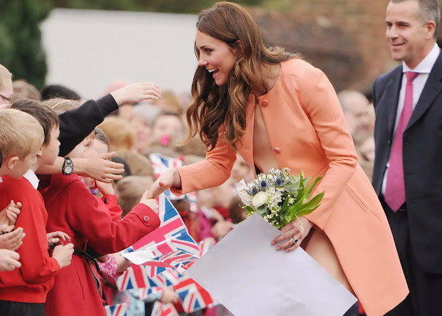 **Navigating Royal Etiquette: A Comprehensive Guide to Interactions**