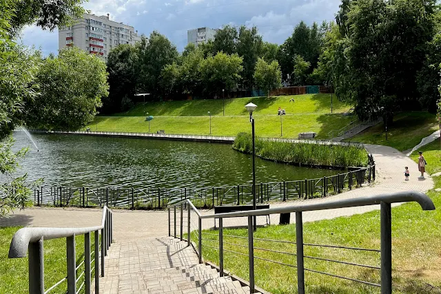Беловежская улица, дворы, Беловежский пруд (Трикотажный ручей)
