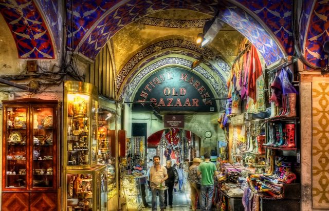 البازار الكبير أو كما يُطلق عليه جراند بازار أو السوق المسقوف في إسطنبول