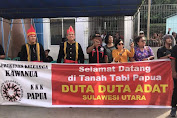 Penyambutan Kontingen AMAN Sulut di Jayapura Dilakukan Secara Adat 