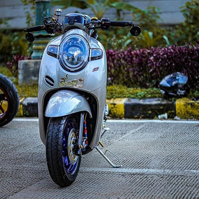 Modifikasi Skupi / Scoopy Warna Putih