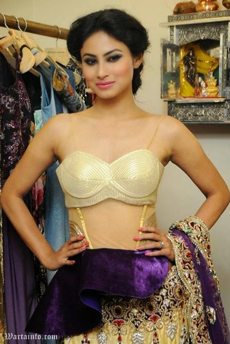 Foto Hot perut Seksi telanjang Mouni Roy Artis cantik India Pemeran Dewi Sati Serial Mahadewa