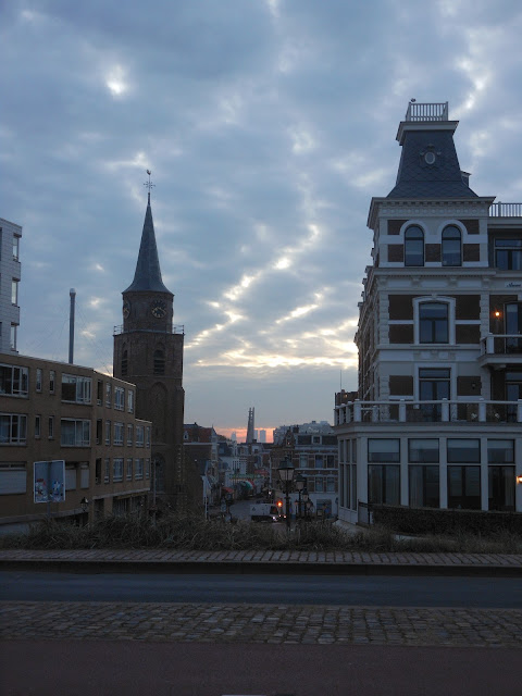 Zonsopkomst boven Keizerstraat, Scheveningen