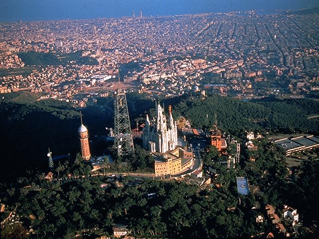 Panoramica del Tibidabo y Barcelona al fondo