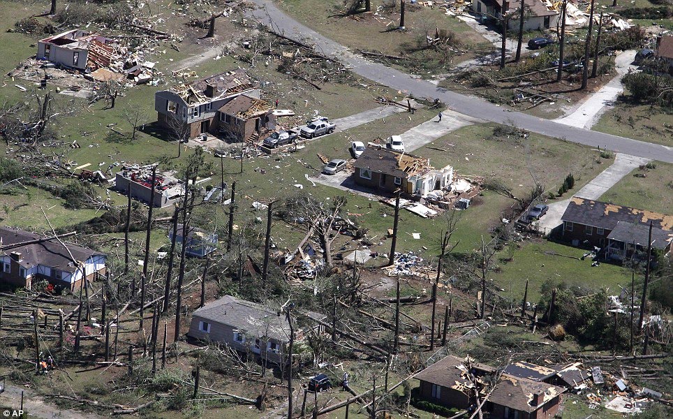 Famous and Celebrities 241 tornadoes rip through fourteen states in