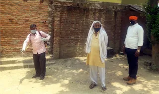 प्रधान जयहिन्द यादव ने गांव में कराया सेनेटाइजर का छिड़काव | #NayaSaberaNetwork
