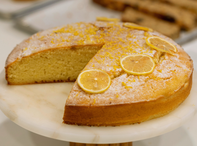 Torta al Limone auf einem weissen Teller