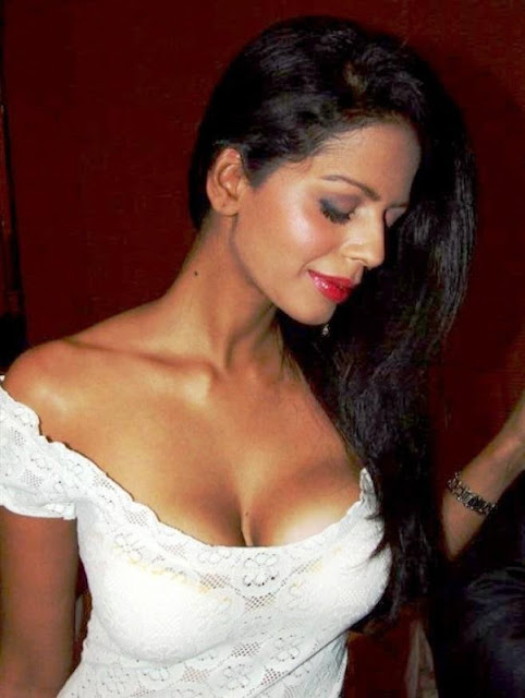 Bhairavi Goswami cleavage show